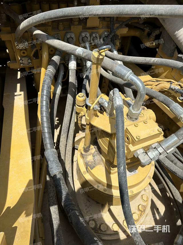 回转马达和主控阀（整机外观）