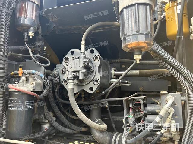 液压泵舱室正面整体（整机外观）