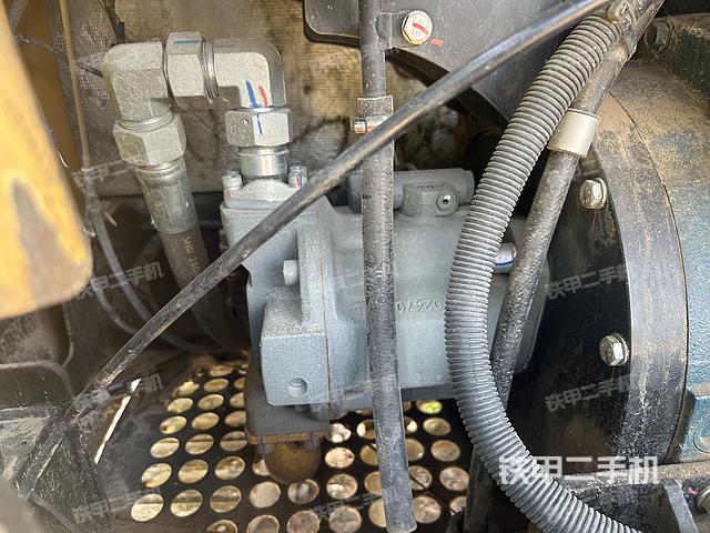 液压泵舱室正面整体（整机外观）