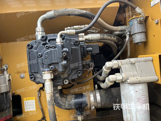 液压泵舱室正面整体（整机外观）