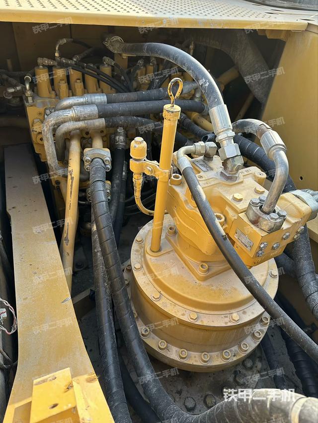 回转马达和主控阀（整机外观）