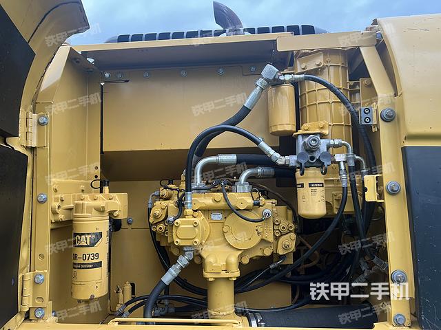 液压泵舱室正面整体（整机外观）