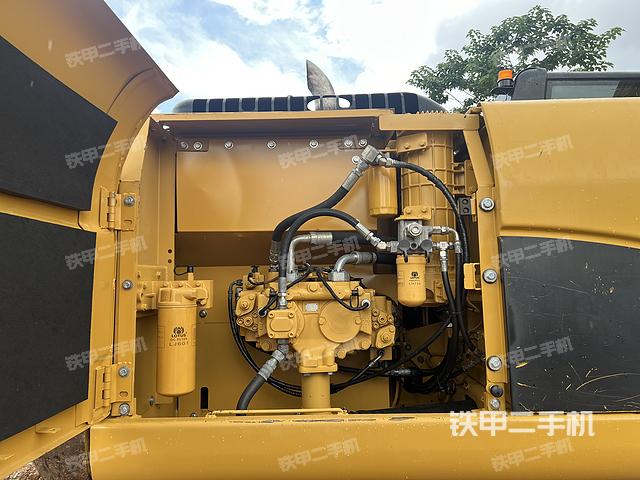 液压泵舱室正面整体（整机外观）