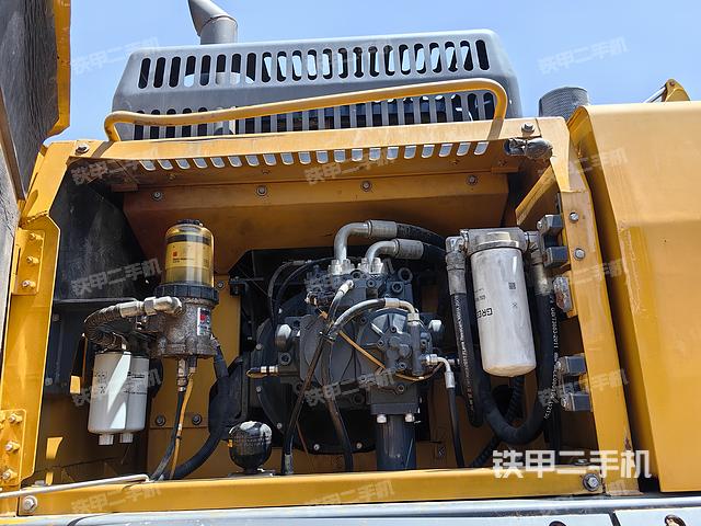 液压泵舱室正面整体（整机外观）