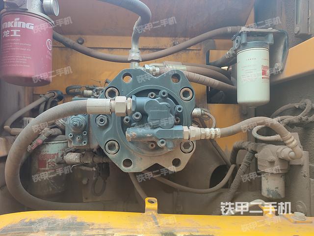 液压泵舱室正面整体（整机外观）