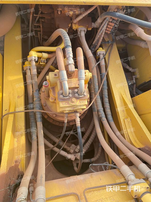 回转马达和主控阀（整机外观）