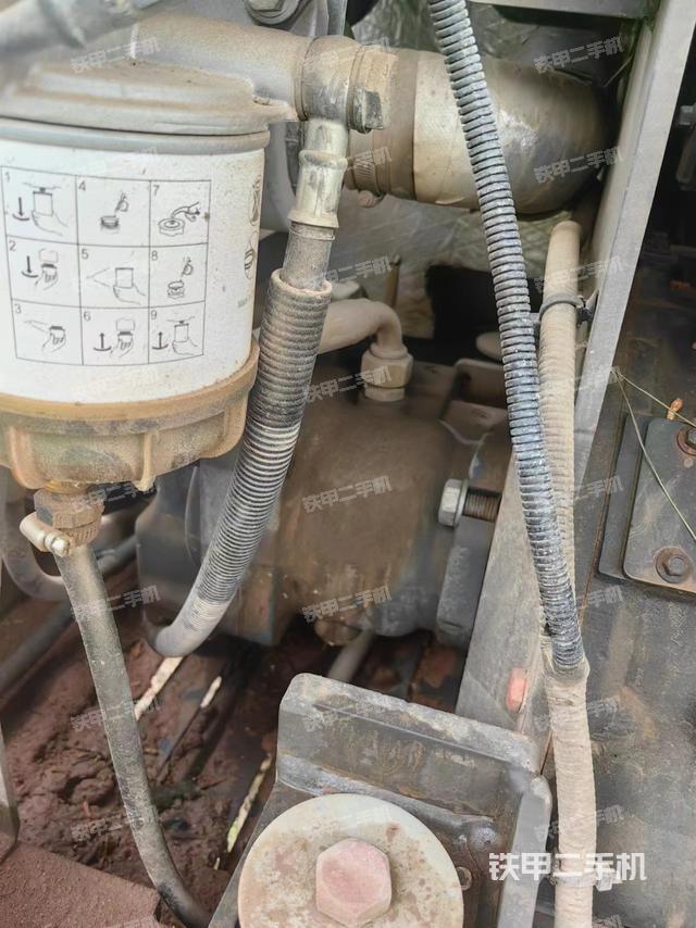 液压泵舱室正面整体（整机外观）