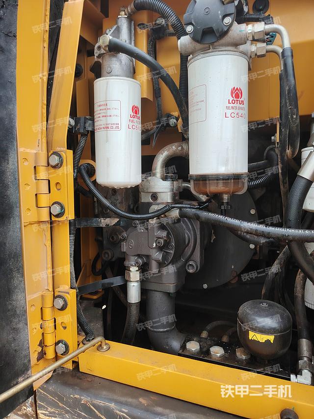 液压泵舱室正面整体（整机外观）