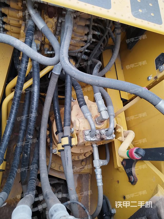 回转马达和主控阀（整机外观）