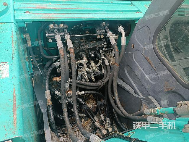 回转马达和主控阀（整机外观）