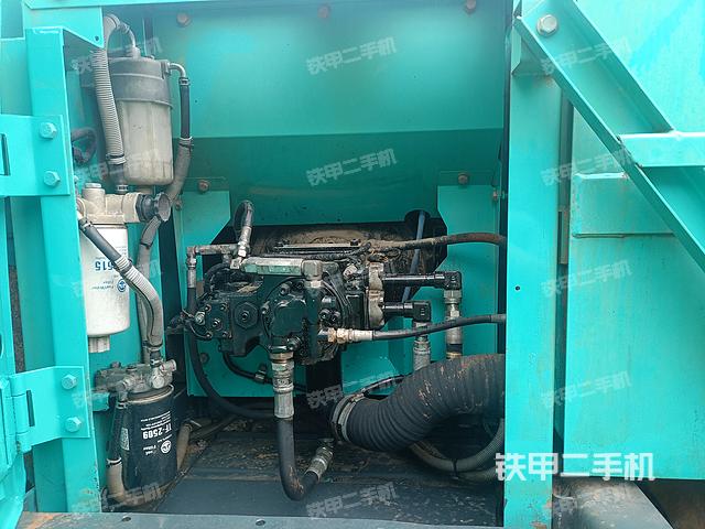 液压泵舱室正面整体（整机外观）