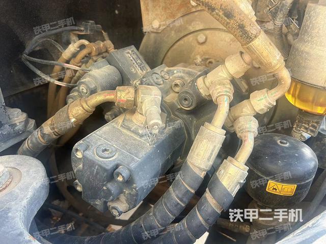 液压泵舱室正面整体（整机外观）