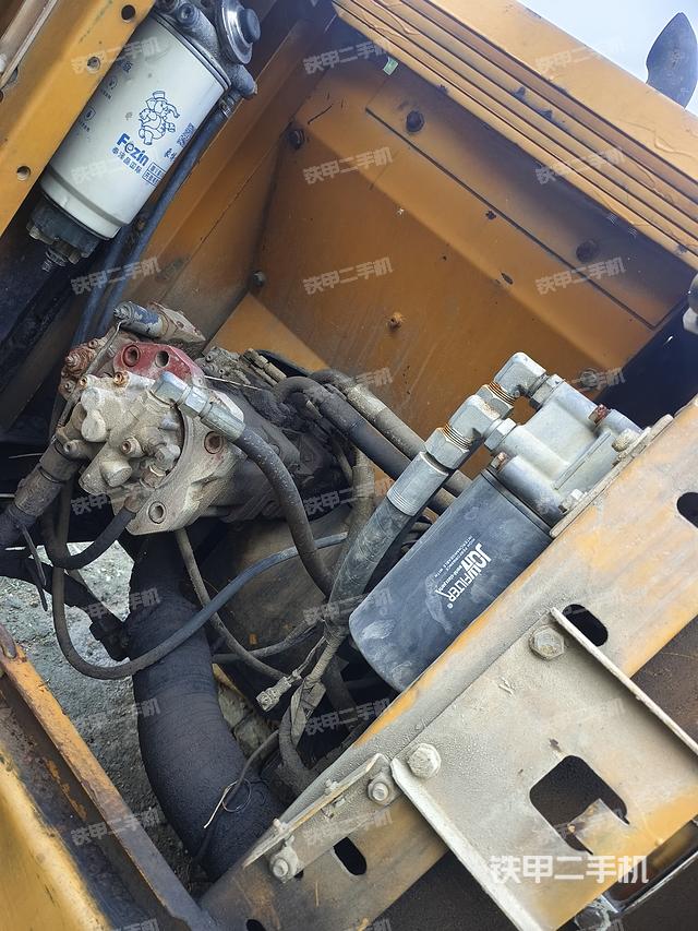 液压泵舱室正面整体（整机外观）