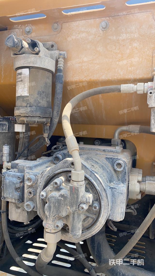 液压泵舱室正面整体（整机外观）