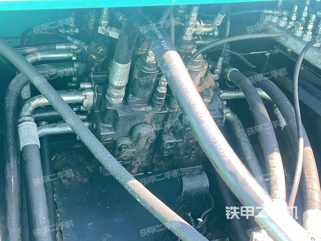 回转马达和主控阀（整机外观）