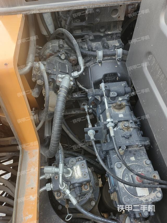 液压泵舱室正面整体（整机外观）