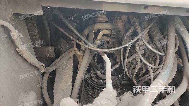 回转马达和主控阀（整机外观）