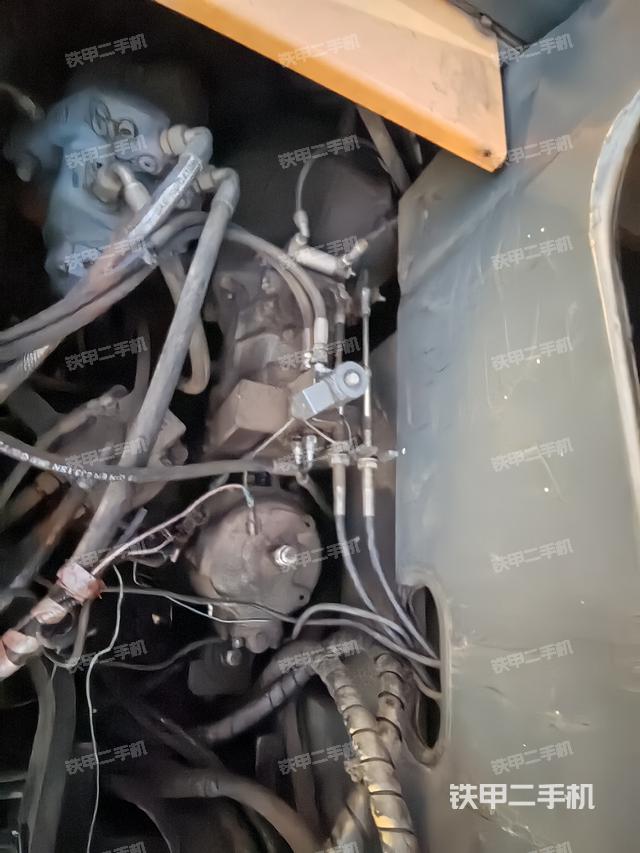 液压泵舱室正面整体（整机外观）