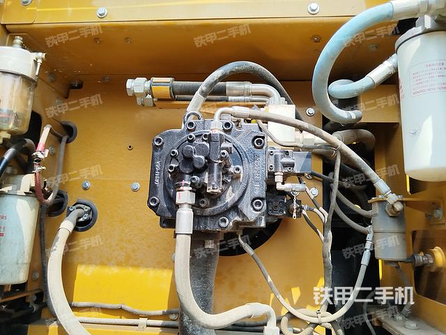 液压泵舱室正面整体（整机外观）