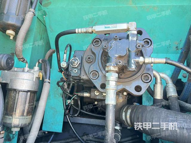 液压泵舱室正面整体（整机外观）