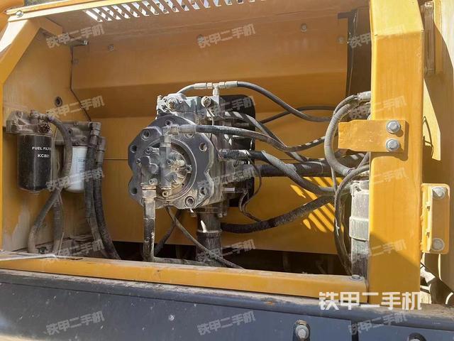 液压泵舱室正面整体（整机外观）