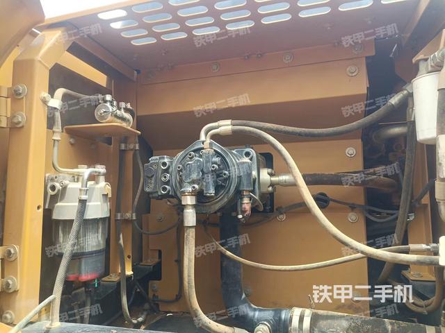 液压泵舱室正面整体（整机外观）