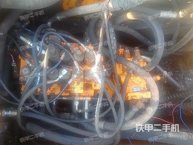 回转马达和主控阀（整机外观）