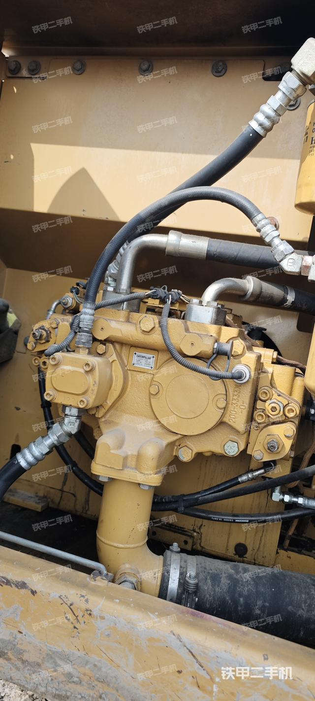 液压泵舱室正面整体（整机外观）