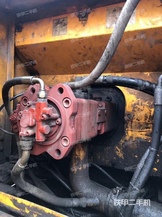 液压泵舱室正面整体（整机外观）