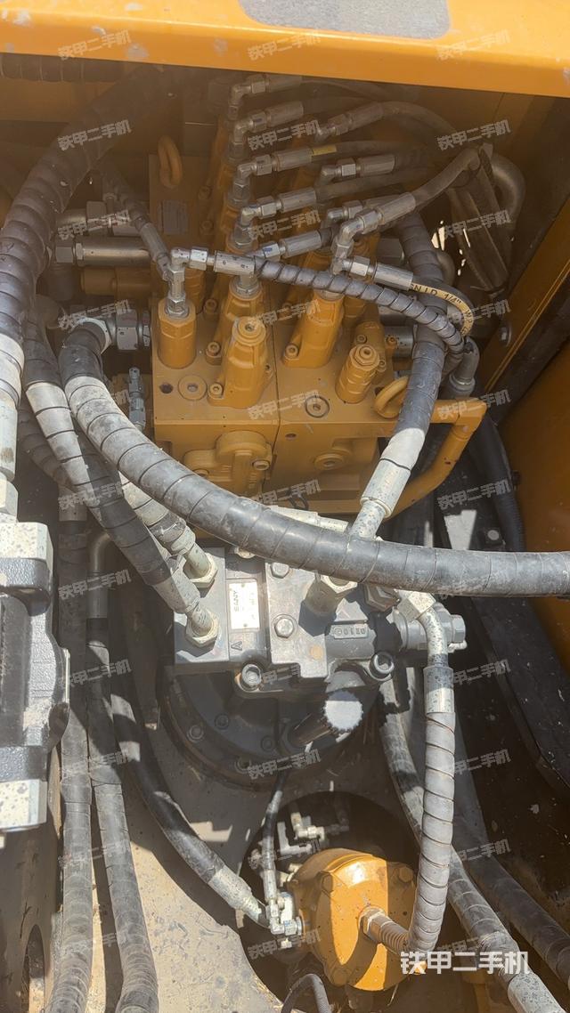 回转马达和主控阀（整机外观）