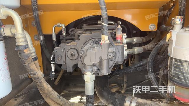 液压泵舱室正面整体（整机外观）