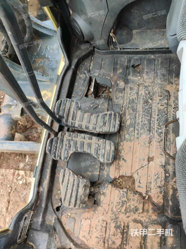 行走控制手柄和踏板?俯拍（駕駛室部分）