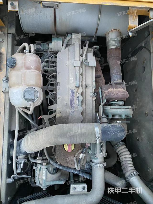 液压泵舱室正面整体（整机外观）