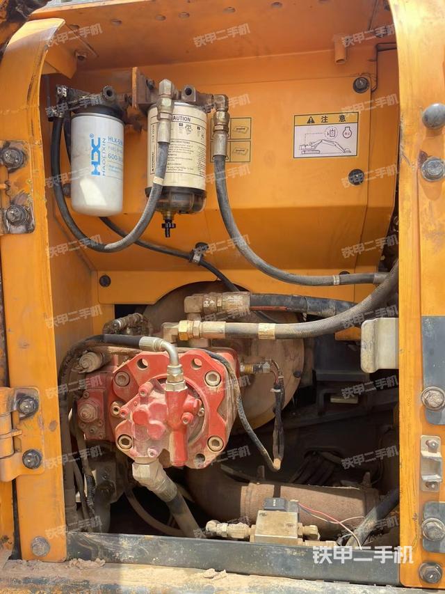 液压泵舱室正面整体（整机外观）