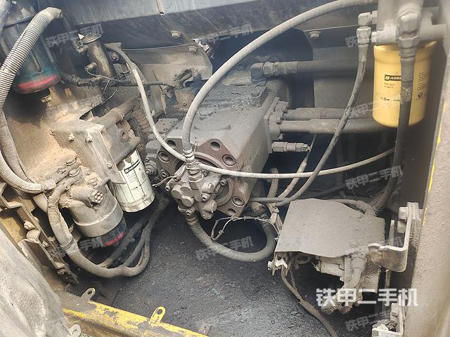 液压泵舱室正面整体（整机外观）