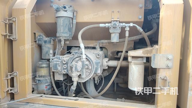 液压泵舱室正面整体（整机外观）