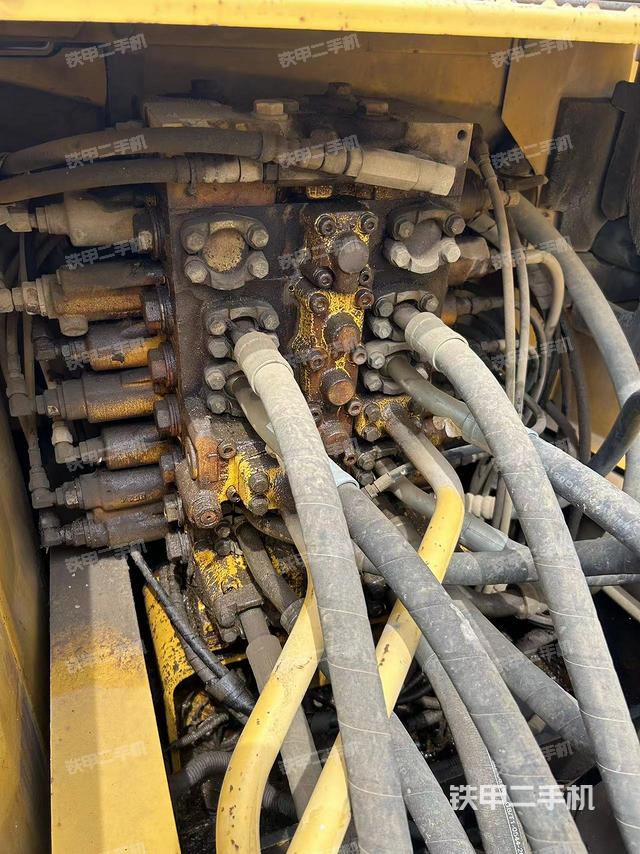 回转马达和主控阀（整机外观）