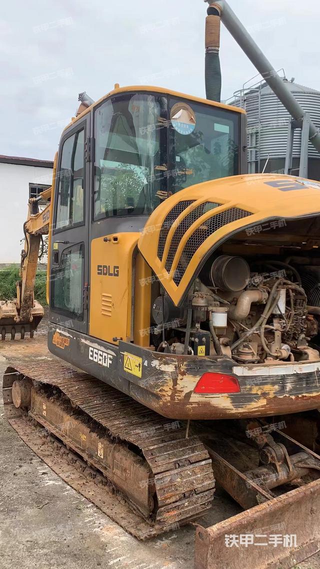 液压泵舱室正面整体（整机外观）