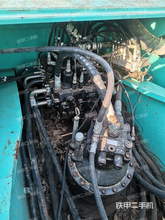 回转马达和主控阀（整机外观）