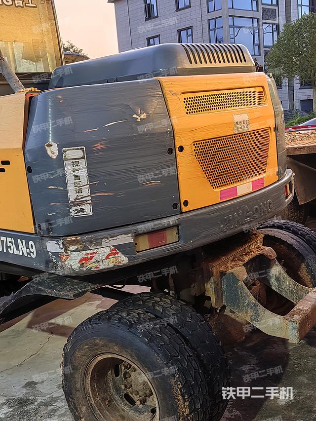 驾驶室顶部（整机外观）