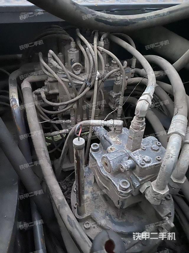 回转马达和主控阀（整机外观）