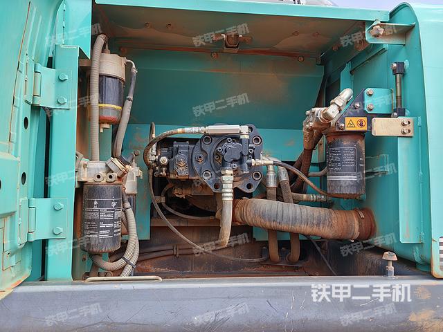 液压泵舱室正面整体（整机外观）