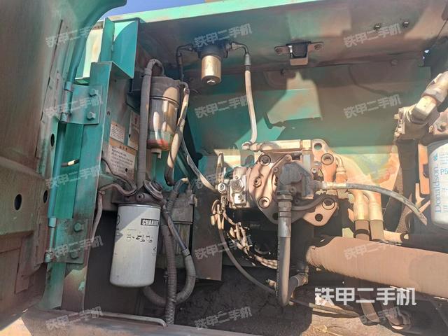 液压泵舱室正面整体（整机外观）