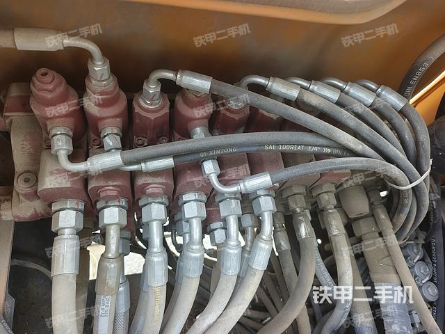 回转马达和主控阀（整机外观）