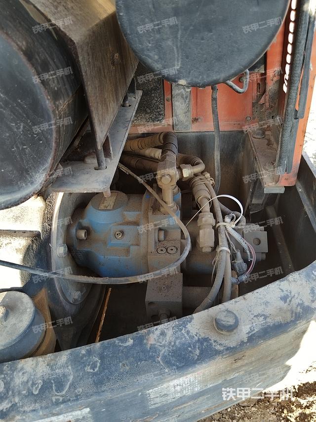 液压泵舱室正面整体（整机外观）