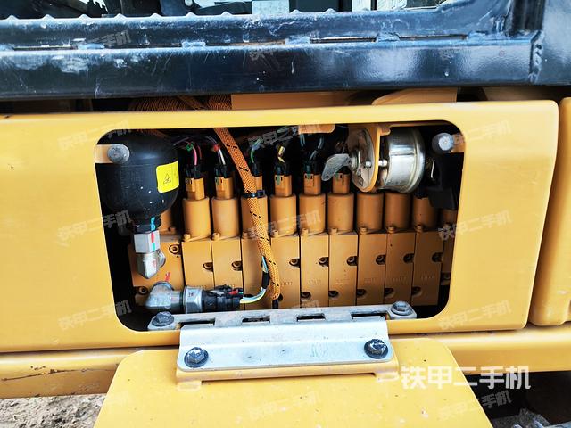 液压泵舱室正面整体（整机外观）