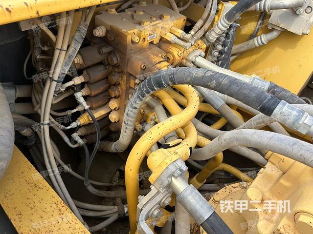 回转马达和主控阀（整机外观）