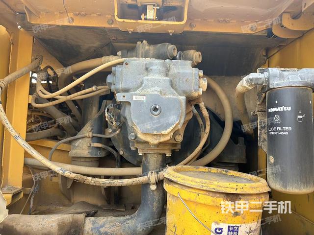 液压泵舱室正面整体（整机外观）