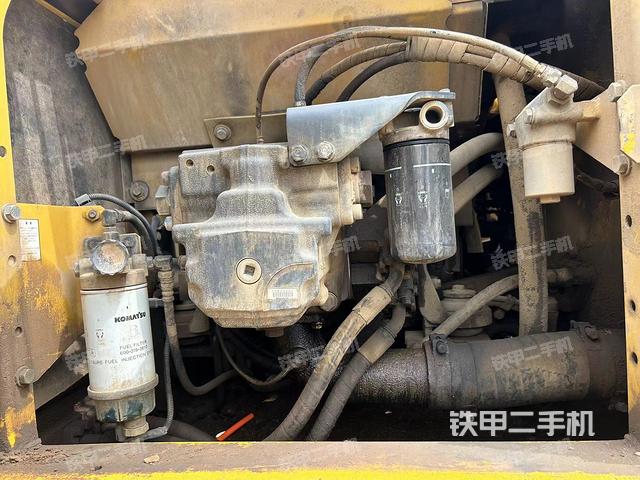 液压泵舱室正面整体（整机外观）