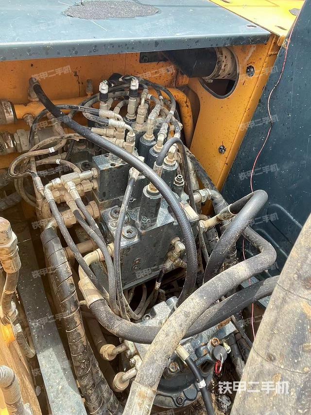 回转马达和主控阀（整机外观）